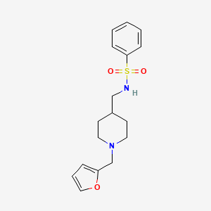 molecular formula C17H22N2O3S B2884923 N-((1-(furan-2-ylmethyl)piperidin-4-yl)methyl)benzenesulfonamide CAS No. 953230-66-5