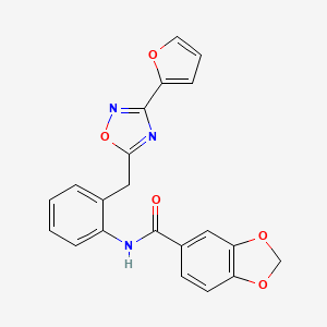 molecular formula C21H15N3O5 B2895866 N-(2-((3-(furan-2-yl)-1,2,4-oxadiazol-5-yl)methyl)phenyl)benzo[d][1,3]dioxole-5-carboxamide CAS No. 1797304-34-7