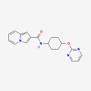 molecular formula C19H20N4O2 B2896133 N-((1r,4r)-4-(pyrimidin-2-yloxy)cyclohexyl)indolizine-2-carboxamide CAS No. 2034444-86-3