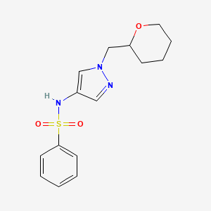 molecular formula C15H19N3O3S B2898401 N-(1-((tetrahydro-2H-pyran-2-yl)methyl)-1H-pyrazol-4-yl)benzenesulfonamide CAS No. 2034322-71-7