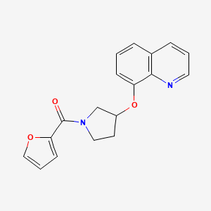 molecular formula C18H16N2O3 B2899231 Furan-2-yl(3-(quinolin-8-yloxy)pyrrolidin-1-yl)methanone CAS No. 2034315-94-9