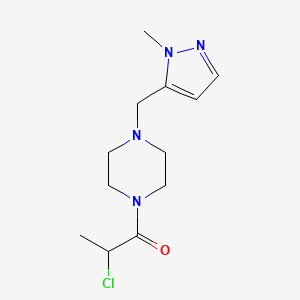 2-Chloro-1-[4-[(2-methylpyrazol-3-yl)methyl]piperazin-1-yl]propan-1-one