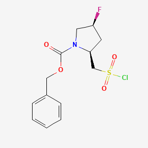 B2909687 Benzyl (2S,4S)-2-(chlorosulfonylmethyl)-4-fluoropyrrolidine-1-carboxylate CAS No. 2382476-87-9