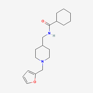 molecular formula C18H28N2O2 B2913156 N-((1-(furan-2-ylmethyl)piperidin-4-yl)methyl)cyclohexanecarboxamide CAS No. 954078-37-6