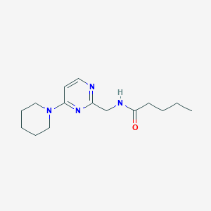 molecular formula C15H24N4O B2931345 N-((4-(哌啶-1-基)嘧啶-2-基)甲基)戊酰胺 CAS No. 1797077-78-1