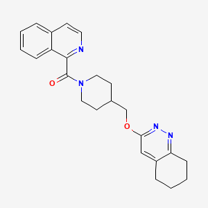 molecular formula C24H26N4O2 B2932384 3-{[1-(Isoquinoline-1-carbonyl)piperidin-4-yl]methoxy}-5,6,7,8-tetrahydrocinnoline CAS No. 2319637-68-6