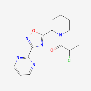 2-Chloro-1-[2-(3-pyrimidin-2-yl-1,2,4-oxadiazol-5-yl)piperidin-1-yl]propan-1-one