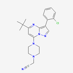 molecular formula C22H25ClN6 B2951059 {4-[5-Tert-butyl-3-(2-chlorophenyl)pyrazolo[1,5-a]pyrimidin-7-yl]piperazin-1-yl}acetonitrile CAS No. 902033-20-9