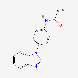 molecular formula C16H13N3O B2952829 N-[4-(Benzimidazol-1-yl)phenyl]prop-2-enamide CAS No. 2305465-34-1