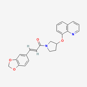 molecular formula C23H20N2O4 B2965624 (E)-3-(benzo[d][1,3]dioxol-5-yl)-1-(3-(quinolin-8-yloxy)pyrrolidin-1-yl)prop-2-en-1-one CAS No. 2035018-69-8