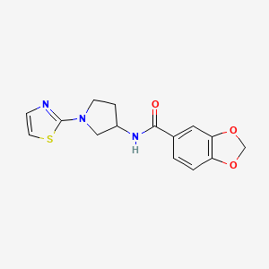 molecular formula C15H15N3O3S B2965741 N-(1-(thiazol-2-yl)pyrrolidin-3-yl)benzo[d][1,3]dioxole-5-carboxamide CAS No. 1798031-17-0