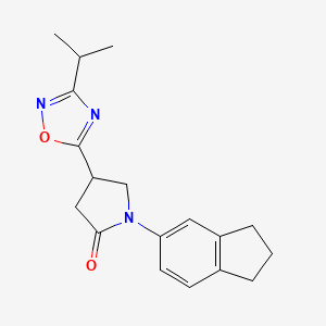 1-(2,3-dihydro-1H-inden-5-yl)-4-(3-isopropyl-1,2,4-oxadiazol-5-yl)pyrrolidin-2-one