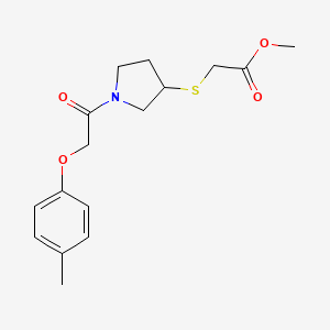 molecular formula C16H21NO4S B2967215 2-((1-(2-(对甲苯氧基)乙酰基)吡咯烷-3-基)硫代)乙酸甲酯 CAS No. 2034578-65-7