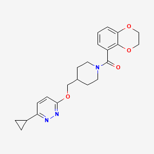 molecular formula C22H25N3O4 B2971352 3-Cyclopropyl-6-{[1-(2,3-dihydro-1,4-benzodioxine-5-carbonyl)piperidin-4-yl]methoxy}pyridazine CAS No. 2379986-46-4
