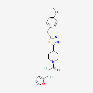 molecular formula C22H23N3O3S B2975414 (E)-3-(furan-2-yl)-1-(4-(5-(4-methoxybenzyl)-1,3,4-thiadiazol-2-yl)piperidin-1-yl)prop-2-en-1-one CAS No. 1251711-77-9