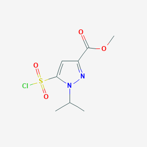 molecular formula C8H11ClN2O4S B2980680 Methyl 5-(chlorosulfonyl)-1-isopropyl-1h-pyrazole-3-carboxylate CAS No. 1260658-86-3