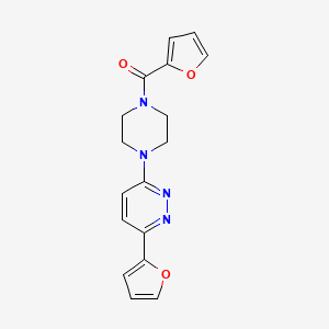 molecular formula C17H16N4O3 B2983962 Furan-2-yl(4-(6-(furan-2-yl)pyridazin-3-yl)piperazin-1-yl)methanone CAS No. 923122-85-4