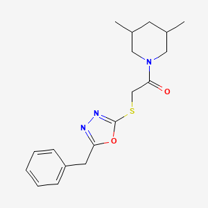 molecular formula C18H23N3O2S B2985294 2-((5-Benzyl-1,3,4-oxadiazol-2-yl)thio)-1-(3,5-dimethylpiperidin-1-yl)ethanone CAS No. 851129-51-6