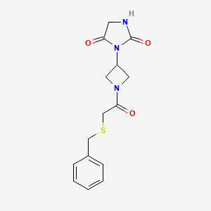 B2986563 3-(1-(2-(Benzylthio)acetyl)azetidin-3-yl)imidazolidine-2,4-dione CAS No. 2034495-47-9