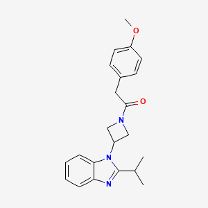 2-(4-Methoxyphenyl)-1-[3-(2-propan-2-ylbenzimidazol-1-yl)azetidin-1-yl]ethanone