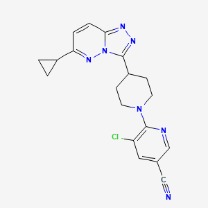 molecular formula C19H18ClN7 B2990279 5-Chloro-6-[4-(6-cyclopropyl-[1,2,4]triazolo[4,3-b]pyridazin-3-yl)piperidin-1-yl]pyridine-3-carbonitrile CAS No. 2415569-97-8