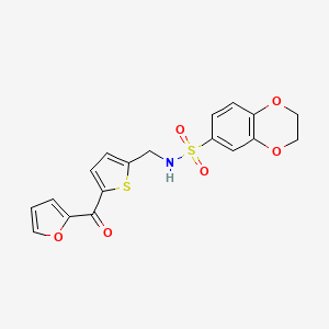 molecular formula C18H15NO6S2 B2997595 N-((5-(furan-2-carbonyl)thiophen-2-yl)methyl)-2,3-dihydrobenzo[b][1,4]dioxine-6-sulfonamide CAS No. 1797961-81-9