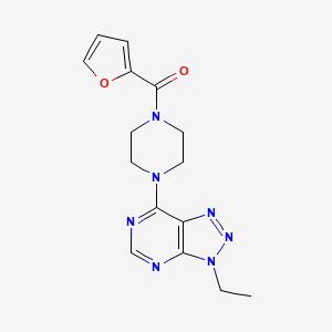 molecular formula C15H17N7O2 B3001227 [4-(3-Ethyltriazolo[4,5-d]pyrimidin-7-yl)piperazin-1-yl]-(furan-2-yl)methanone CAS No. 899974-54-0