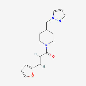 (E)-1-(4-((1H-pyrazol-1-yl)methyl)piperidin-1-yl)-3-(furan-2-yl)prop-2-en-1-one