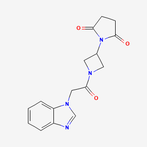 molecular formula C16H16N4O3 B3005655 1-(1-(2-(1H-benzo[d]imidazol-1-yl)acetyl)azetidin-3-yl)pyrrolidine-2,5-dione CAS No. 2034491-80-8