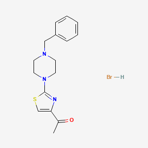 molecular formula C16H20BrN3OS B3009275 1-[2-(4-Benzylpiperazin-1-yl)-1,3-thiazol-4-yl]ethanone;hydrobromide CAS No. 2413885-70-6
