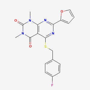 molecular formula C19H15FN4O3S B3011070 5-((4-fluorobenzyl)thio)-7-(furan-2-yl)-1,3-dimethylpyrimido[4,5-d]pyrimidine-2,4(1H,3H)-dione CAS No. 847191-18-8