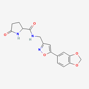 molecular formula C16H15N3O5 B3014957 N-((5-(苯并[d][1,3]二氧杂环-5-基)异噁唑-3-基)甲基)-5-氧代吡咯烷-2-甲酰胺 CAS No. 1236270-17-9