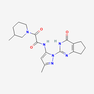 N-[5-Methyl-2-(4-oxo-3,5,6,7-tetrahydrocyclopenta[d]pyrimidin-2-yl)pyrazol-3-yl]-2-(3-methylpiperidin-1-yl)-2-oxoacetamide