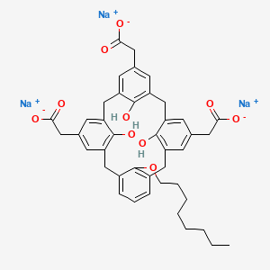 molecular formula C42H43Na3O10 B3026318 26,27,28-Trihydroxy-25-(octyloxy)-pentacyclo[19.3.1.13,7.19,13.115,19]octacosa-1(25),3,5,7(28),9,11,13(27),15,17,19(26),21,23-dodecaene-5,11,17-triaceticacid,trisodiumsalt 