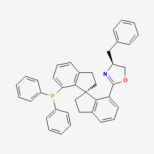 molecular formula C39H34NOP B3030497 (4S)-4-Benzyl-2-[(1S)-7'-(diphenylphosphanyl)-2,2',3,3'-tetrahydro-1,1'-spirobi[inden]-7-yl]-4,5-dihydro-1,3-oxazole CAS No. 913829-88-6