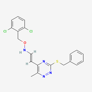 molecular formula C20H18Cl2N4OS B3134262 (E)-2-(3-benzylsulfanyl-6-methyl-1,2,4-triazin-5-yl)-N-[(2,6-dichlorophenyl)methoxy]ethenamine CAS No. 400078-26-4