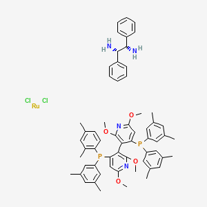 molecular formula C60H66Cl2N4O4P2Ru B3156185 bis(3,5-dimethylphenyl)-[3-[4-[(2,4-dimethylphenyl)-(3,5-dimethylphenyl)phosphanyl]-2,6-dimethoxypyridin-3-yl]-2,6-dimethoxypyridin-4-yl]phosphane;dichlororuthenium;(1S,2S)-1,2-diphenylethane-1,2-diamine CAS No. 821793-37-7