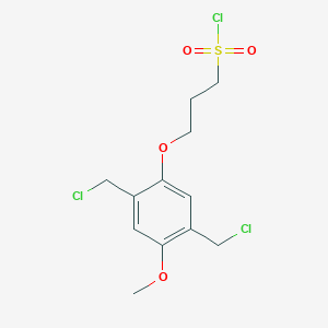 molecular formula C12H15Cl3O4S B045739 3-[2,5-Bis(chloromethyl)-4-methoxyphenoxy]propane-1-sulfonyl chloride CAS No. 118943-26-3