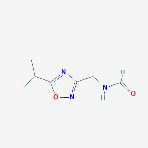 molecular formula C7H11N3O2 B054317 N-((5-Isopropyl-1,2,4-oxadiazol-3-yl)methyl)formamide CAS No. 122384-65-0