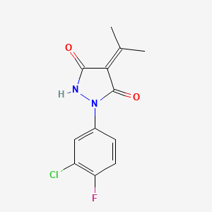 molecular formula C12H10ClFN2O2 B5510244 1-(3-Chloro-4-fluorophenyl)-4-(propan-2-ylidene)pyrazolidine-3,5-dione 