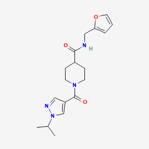 molecular formula C18H24N4O3 B5510966 N-(2-furylmethyl)-1-[(1-isopropyl-1H-pyrazol-4-yl)carbonyl]-4-piperidinecarboxamide 