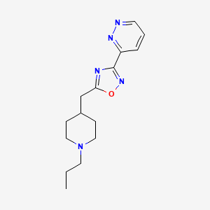 molecular formula C15H21N5O B5511660 3-{5-[(1-propyl-4-piperidinyl)methyl]-1,2,4-oxadiazol-3-yl}pyridazine 