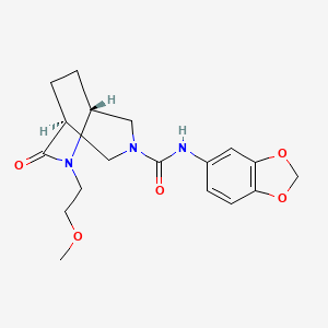 molecular formula C18H23N3O5 B5515628 (1S,5R)-N-(1,3-benzodioxol-5-yl)-6-(2-methoxyethyl)-7-oxo-3,6-diazabicyclo[3.2.2]nonane-3-carboxamide 
