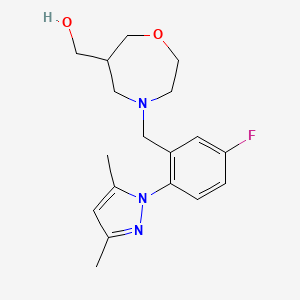 molecular formula C18H24FN3O2 B5516851 {4-[2-(3,5-dimethyl-1H-pyrazol-1-yl)-5-fluorobenzyl]-1,4-oxazepan-6-yl}methanol 
