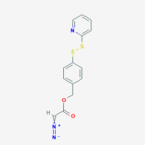 molecular formula C14H11N3O2S2 B055279 (E)-2-diazonio-1-[[4-(pyridin-2-yldisulfanyl)phenyl]methoxy]ethenolate CAS No. 117141-32-9