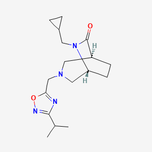 molecular formula C17H26N4O2 B5529986 (1S,5R)-6-(cyclopropylmethyl)-3-[(3-propan-2-yl-1,2,4-oxadiazol-5-yl)methyl]-3,6-diazabicyclo[3.2.2]nonan-7-one 