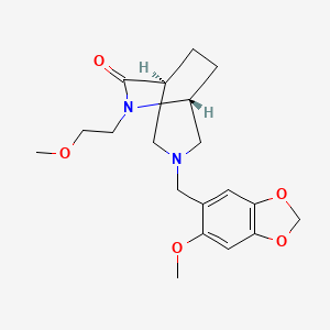 molecular formula C19H26N2O5 B5530782 (1S,5R)-3-[(6-methoxy-1,3-benzodioxol-5-yl)methyl]-6-(2-methoxyethyl)-3,6-diazabicyclo[3.2.2]nonan-7-one 