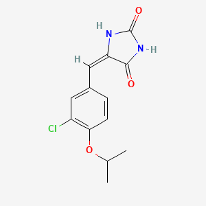 molecular formula C13H13ClN2O3 B5533462 (5E)-5-{[3-CHLORO-4-(PROPAN-2-YLOXY)PHENYL]METHYLIDENE}IMIDAZOLIDINE-2,4-DIONE 