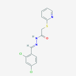 molecular formula C14H11Cl2N3OS B5540095 N'-[(E)-(2,4-dichlorophenyl)methylidene]-2-(pyridin-2-ylsulfanyl)acetohydrazide 