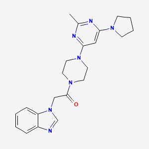 molecular formula C22H27N7O B5548975 1-(2-{4-[2-methyl-6-(1-pyrrolidinyl)-4-pyrimidinyl]-1-piperazinyl}-2-oxoethyl)-1H-benzimidazole 